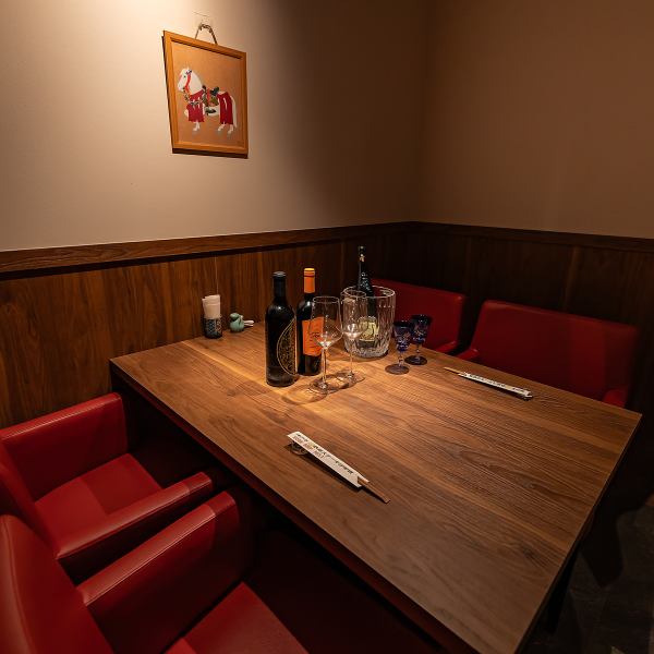 4名様卓を3卓と4名様テーブル半個室1卓ご用意しております。壁に飾られた大きな扇や柔らかな照明が、和の情緒あふれる落ち着いた空間を演出。少人数での会食からお仕事帰りのお食事まで幅広くご利用いただけます。赤を基調とした椅子が映える洗練された店内で、贅沢なひとときをお過ごしください