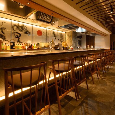 10席限定のカウンター席は、シェフが目の前で調理を行うライブ感を間近で楽しめる特等席です。大きな椅子でゆったりと寛ぎながら、神戸牛が焼き上がる音や芳ばしい香りを五感で堪能いただけます。四神が描かれた美しい内装に包まれる特別な時間は、お二人で過ごす大切な日のディナーにふさわしい贅沢な空間です。