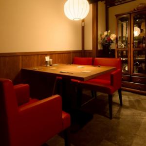 4名様掛けのテーブル席を3卓ご用意しております。