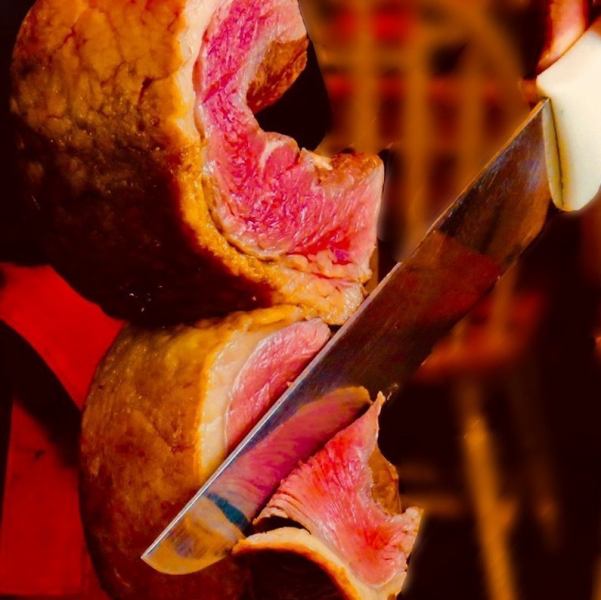 【人気の秘訣】焼きたてアツアツの塊肉を目の前でカット!20種類をお楽しみいただけます♪