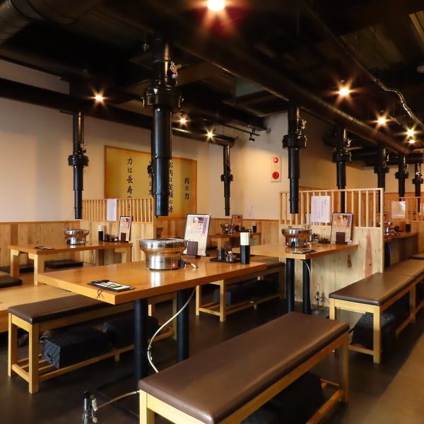 【強力な換気設備で清潔な店内♪】当店は木の作りをベースに落ち着く雰囲気が自慢となっております！七輪の上には強力なダストを設置しておりますので匂いも気にならないのが特徴です！女子会やデート利用にもお気軽にご利用いただけます♪