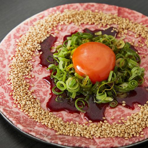 【肉八TOP5のオススメメニュー!】口の中でとろける肉八ユッケ2398円(税込)