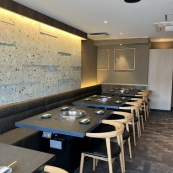 4名用テーブル4つ。落ち着きのある洗練された空間は、周囲を気にせずゆったりとお過ごしいただけます。デートや接待、家族の記念日など、大切なシーンでのご利用に最適です♪