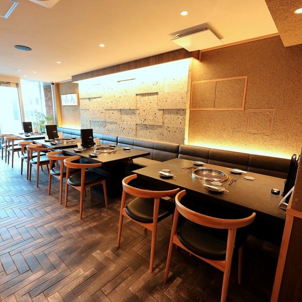 落ち着きのある洗練された空間は、周囲を気にせずゆったりとお過ごしいただけます。デートや接待、家族の記念日など、大切なシーンでのご利用に最適です♪広々とした空間設計ですので、大人数でのご宴会やビジネスの会食にも対応可能。落ち着いた雰囲気の中で、自慢の厳選和牛を心ゆくまでご堪能ください。