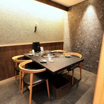 個室は4名用を4部屋ご用意しております。少人数でのご宴会など、様々なシチュエーションでご利用いただけます。ご希望のお席がございましたら、お気軽にお問合せください!