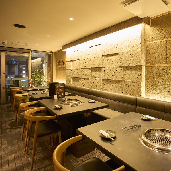 落ち着きのある洗練された空間は、周囲を気にせずゆったりとお過ごしいただけます。デートや接待、家族の記念日など、大切なシーンでのご利用に最適です♪広々とした空間設計ですので、大人数でのご宴会やビジネスの会食にも対応可能。落ち着いた雰囲気の中で、自慢の厳選和牛を心ゆくまでご堪能ください。