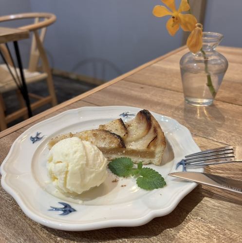 【人気のスイーツ♪】キャラメリゼアイスを添えたアップルパイ　750円（税込）