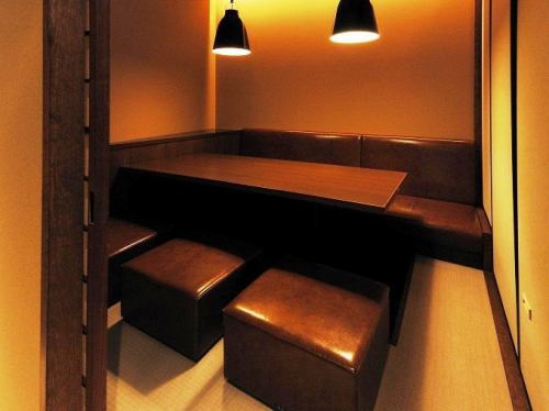 <p>一個私人挖掘室，最多可容納5人，內部障礙物使日本精神發癢。一個帶暖燈的好座椅，可以輕柔地包裹整個房間。軟座椅坐起來很舒適，因此您可以舒適地度過一個長長的宴會。與親人一起娛樂或共進晚餐如何？＃日本宴會牛舌</p>