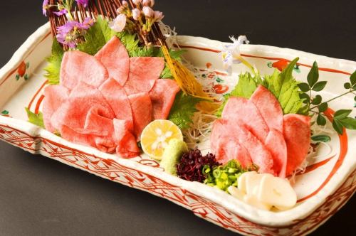 [Otoro beef tongue sashimi] Luxurious sashimi of precious beef tongue parts!
