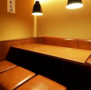6名様でご利用いただける完全個室。寛ぎ完全個室で大人の宴会をお楽しみください。隣の4名個室と繋げて、10名個室としてもご利用いただけます。