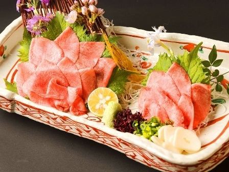 [Otoro beef tongue sashimi] A luxurious sashimi of the precious beef tongue!