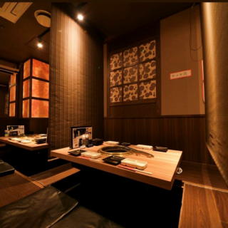 《栄 焼肉 駅近》幹事様必見♪団体様のお集まりに便利なテーブル席。もちろん、お一人様など少人数にもご対応致します!大小さまざまなご利用も大歓迎。テーブルをつなげることで団体様でもご利用いただけます。人数に応じてフロア貸切も承りますので詳しくはスタッフにご相談下さい。