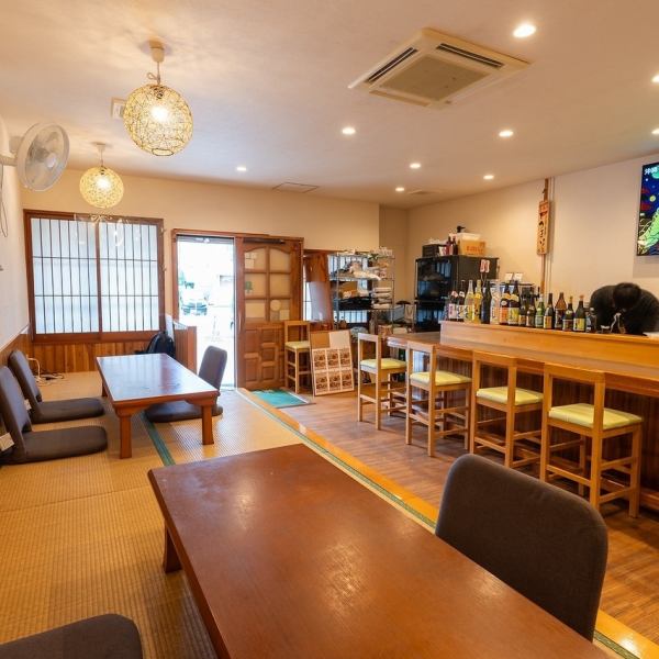 ≪少人数での飲み会利用に♪≫テーブル席は6名様、4名様×2テーブルご用意ございます。ご家族でのお食事にお子様連れでもご安心頂けます!居心地よい空間で愉しむ沖縄料理と旨い酒を是非ご堪能下さい。