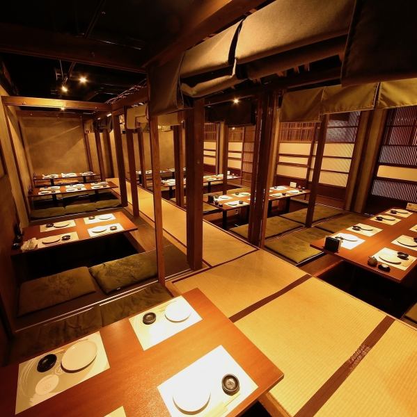 《梅田駅徒歩3分で飲み会など各種宴会に◎》2～50名様まで全席個室でプライベート感を確保！大人数の宴会も、少人数で集まる飲み会や食事会も、プライベート感たっぷりな個室で、周りを気にせずにくつろぎの時間が過ごせます。また、明るさを抑え、落ち着いた印象の和の設えも、大人な雰囲気を演出しています。