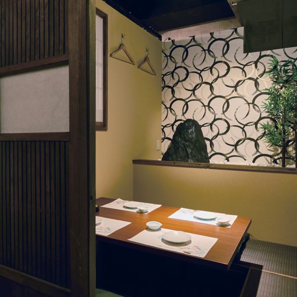 《個室は2～50名様まで人数に合わせてご案内》和のテイストをふんだんにあしらったこちらの空間。少人数での個室のご案内が可能です。空間の奥には、坪庭をイメージしたおしゃれなスペースもございます。普段の食事会はもちろん、接待やお祝い事など、大切な方をもてなすお食事会にもおすすめのプレミアムな空間です。