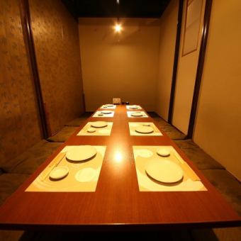 飲み会・宴会はおまかせください！カーテンを降ろすことで、プライベートな空間を作り出すことができるお部屋です。