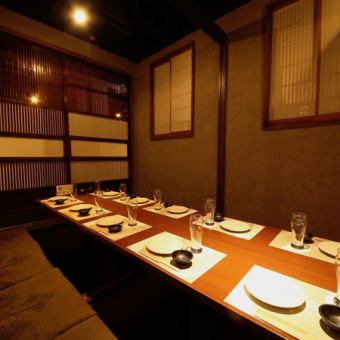 テーブルを囲んで皆で語り合えるので、一体感のあるご宴会が開催できます。