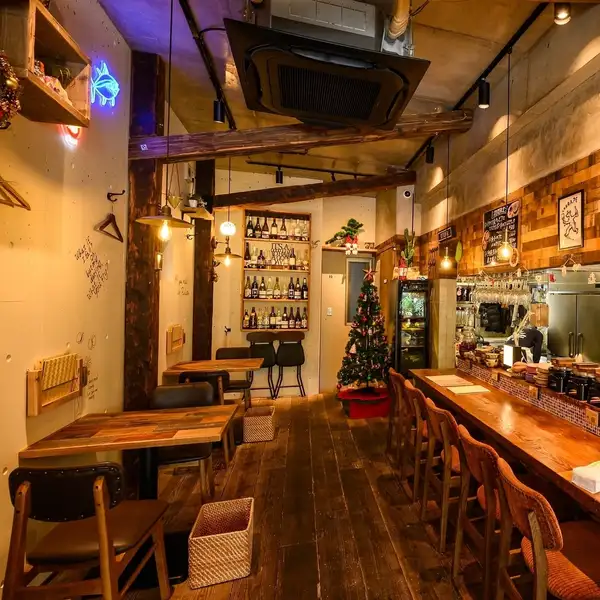 【貸切相談承ります！】店内は全30席、15～30名様でのご利用も可能です。会社の部署宴会・サークル新歓・同窓会・親族でのお集まりなど、様々なシーンに大変おすすめです。24時まで営業しておりますので、本格泡盛と沖縄料理で楽しい夜をお過ごしください☆
