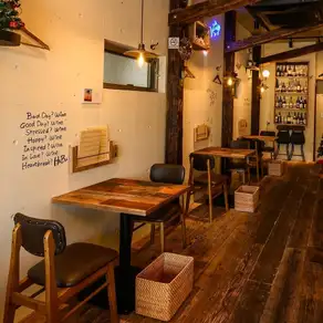 店内が見渡せるので観光のお客様にピッタリなお席。動きに無駄のないキッチンスタッフ、陽気な地元のお客様、心地よい雰囲気を感じながら沖縄料理で楽しく乾杯☆