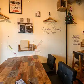 グループでの飲み会にも最適なテーブル席。当店名物の炭火焼き・巻き串を囲んで皆でワイワイ。噛みしめると旨味と笑顔が溢れる、自慢のお料理の数々をご堪能ください☆