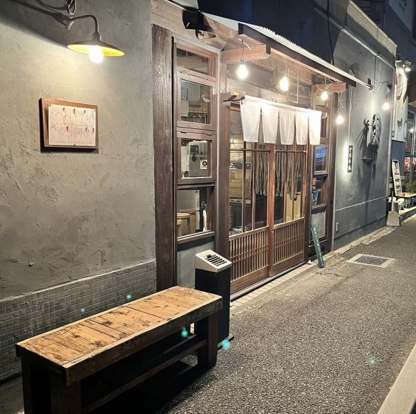 【薬院の隠れ家居酒屋】レトロな雰囲気の漂うお店で、絶品の鶏料理をお楽しみ下さい。