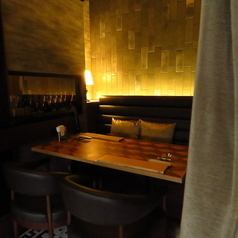 【２F】　カーテンで仕切る個室席。　雰囲気〇予約はディナーのみ可能です。