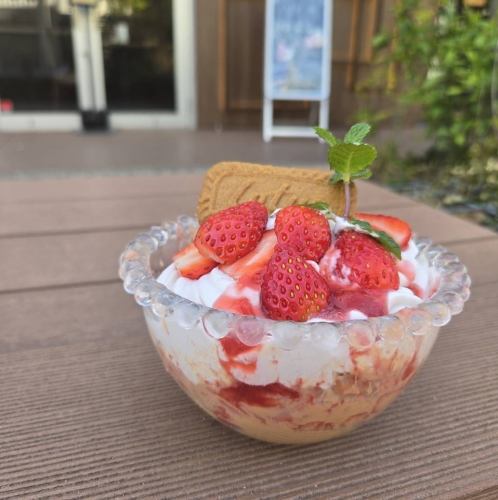 草莓脆餅刨冰
