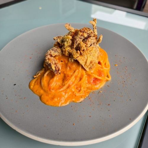 [Pasta and risotto set] Soft shell crab and tomato cream pasta with egg yolk - shichimi aroma -