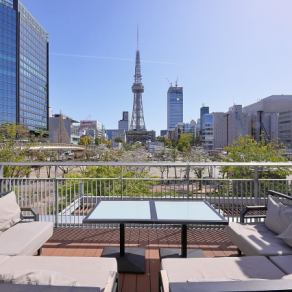 【2F】　テラス席　　目の前にはテレビ塔。　昼間は青空/夜は夜景をお楽しみいただけます。