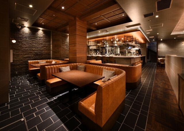 Enjoy wood-grilled and Italian cuisine in a location with a panoramic view of Mirai Tower