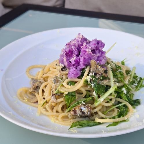 [Pasta and Risotto Set] Oil pasta with wood-grilled Shishamo Shishamo, Mizuna (Japanese mustard greens), and red shigure daikon radish ~Lemon Flavor~