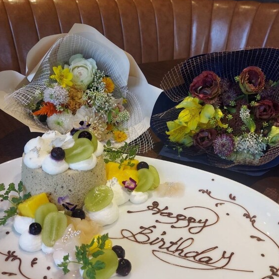 誕生日・記念日でプレートのご用意も♪お花のご用意も可能です!