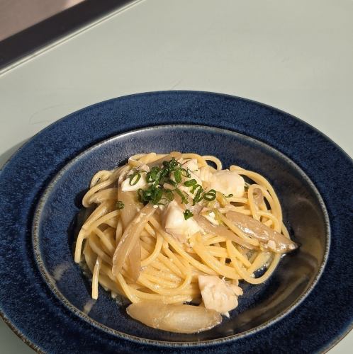 [Pasta and Risotto Set] Wood-grilled Sakura Sea Bream and Udo Oil Pasta with the Aroma of Butterbur