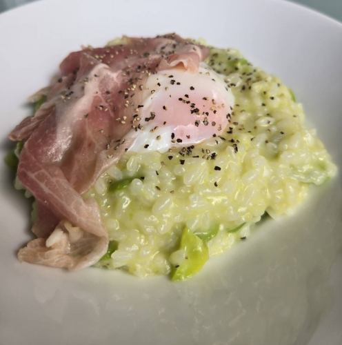 【パスタ・リゾットセット】そら豆のチーズリゾット～国産ぐんま麦豚の生ハムと温泉卵～
