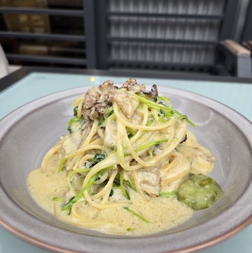 【ランチパスタ】薪焼き豚バラ肉と豆苗の豆乳クリームパスタ～わさびの香り～