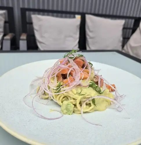 【ランチパスタ】薪焼きサーモンの冷製アボカドクリームパスタ～ディル～
