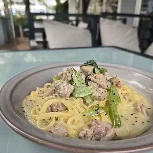 【ランチパスタ】サルシッチャとつるむらさきのクリームパスタ ～黒胡椒～