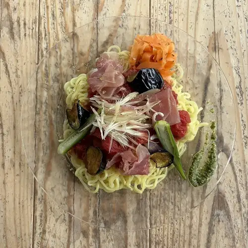 夏野菜と生ハムのトマト涼麺