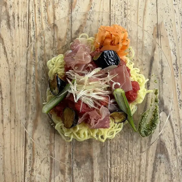 夏野菜と生ハムのトマト涼麺