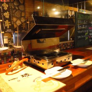 A stylish counter that can be enjoyed by couples.You can enjoy yakiniku in a private space♪