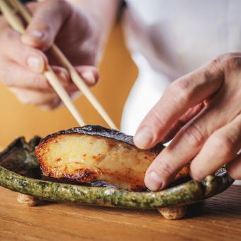 【3小時暢飲】五種新鮮刺身直接從工廠送達，搭配西京燒和時令菜餚，六道菜全部包含在「櫻花」套餐中，原價5,820日元，現價5,000日元。