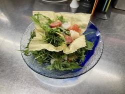 Crispy mizuna and scallop salad