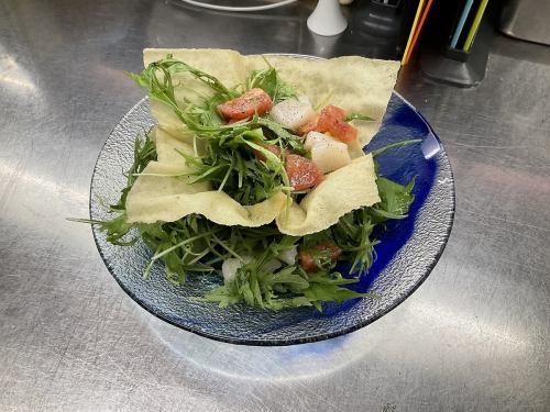 Crispy mizuna and scallop salad