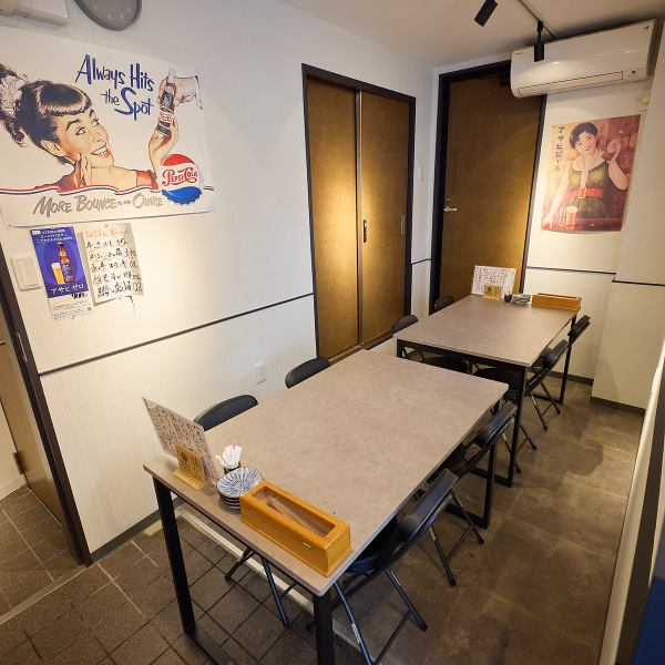 【幅広いシーンに調和するテーブル席】ご家族でのお食事やご友人とのご宴会の場として活躍するテーブル席。お子様連れの方も大歓迎で、携帯ゲーム機で遊んだりスポーツ観戦をしながらリラックスできる家庭的な雰囲気です♪