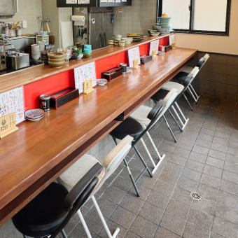 【気軽に座れるカウンター席】おひとり様での気楽な一杯におすすめのカウンター席をご用意しております♪