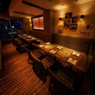 団体利用にも対応可能な広々とした店内。テーブルの組み替えにより、人数に応じて最適なレイアウトをご提案します。職場の飲み会、歓送迎会、同窓会などさまざまなシーンに対応。コース料理もボリューム満点で、飲み放題付きプランは幹事様にも安心です。