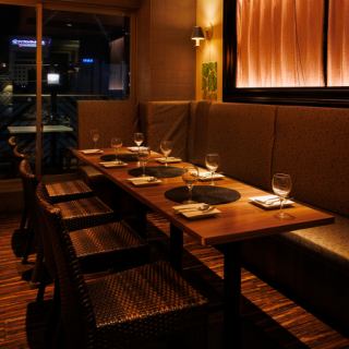 気軽な集まりから本格的な宴会まで対応できる当店では、飲み放題付きのコース料理を種類豊富にご用意。開放感のあるテーブル席で、名古屋の味と豊富なドリンクを楽しめます。料理のボリューム感も好評で、若い方から年配のお客様まで幅広く支持。ご予算や利用シーンに合わせた相談もお気軽にどうぞ。