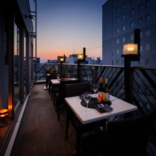 外の風を感じながら過ごせる屋外テラス席は、都会の喧騒を忘れさせてくれる開放的な空間です。昼は自然光が心地よく、夜は街の灯りとともに大人の雰囲気に包まれます。テーブル間も広めでゆったりとしており、グループ利用にも最適。気軽な昼飲みやカジュアルな宴会、デートなど、さまざまなシーンに対応します。