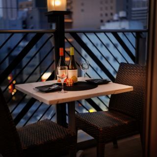 外気に包まれる屋外テラス席は、晴れた日には特に人気の高いエリアです。自然の風が心地よく、開放感あふれる雰囲気の中で、食事やお酒を楽しむことができます。屋根付きの席もあるため、天候を気にせず利用できるのも嬉しいポイント。昼は爽やかに、夜はライトアップとともに雰囲気たっぷりの時間を演出。