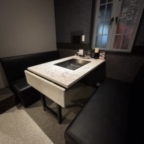 【特別な日を華やかに演出】テーブルでゆったりとくつろげる4名様向けのお部屋をご用意しております。エメラルドグリーンの椅子がアクセントとなり、白を基調としたおしゃれな空間で、特別な日を華やかに演出できます。周りが気にならないプライベートな空間で、デートや女子会、記念日などの特別な食事シーンにおすすめ♪